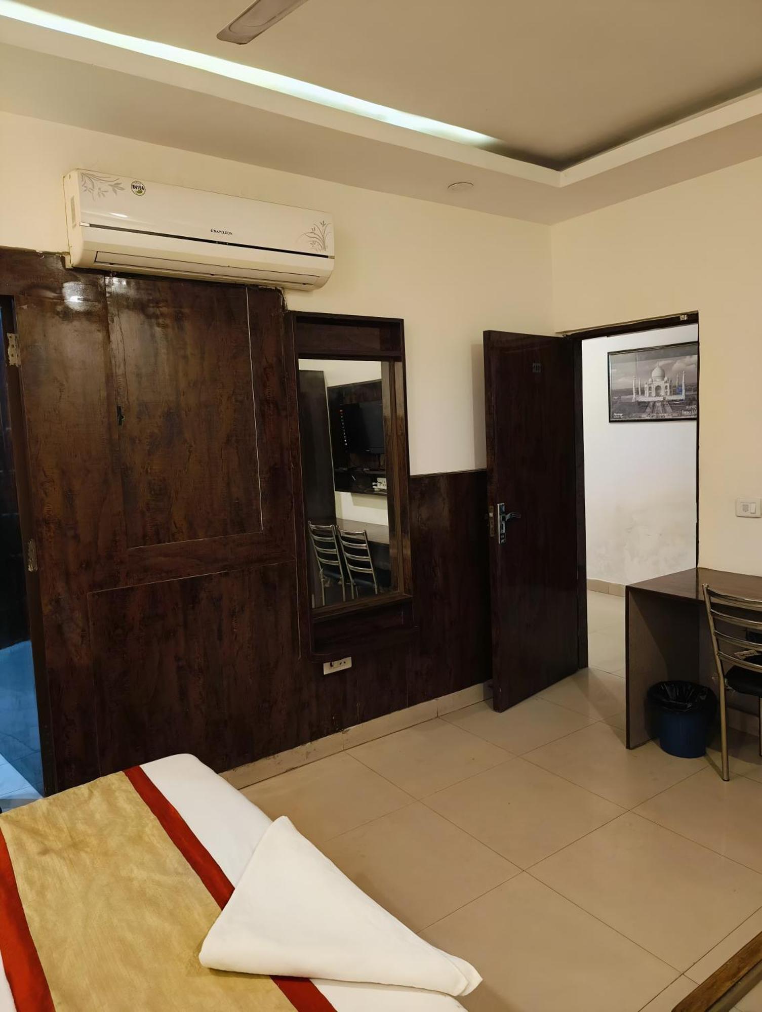 Airport Samara Inn New Delhi Exterior photo